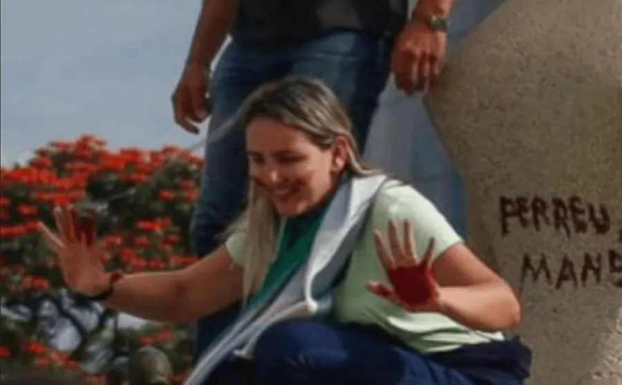 Débora na estátua da Justiça, 8/1/2023. Reprodução de vídeo, via Jovem Pan
