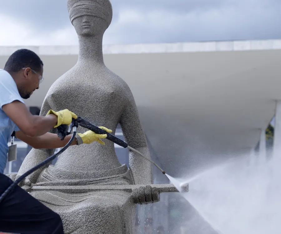 Lavagem da estátua A Justiça, janeiro de 2023. Foto: Rosinei Coutinho/STF, domínio público
