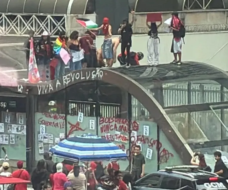 Manifestantes no teto da estação Trianon-Masp e a pichação 