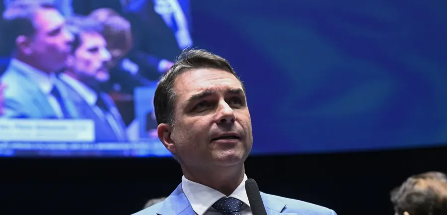 Flávio Bolsonaro discursa no plenário do Senado, 15/4/2026. Foto: Carlos Moura/Agência Senado, CC BY-SA 4.0