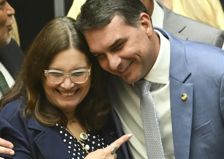 Flávio Bolsonaro abraçado por apoiadora no Congresso, 30/4/2026. Foto: Saulo Cruz/Agência Senado, CC BY-SA 4.0