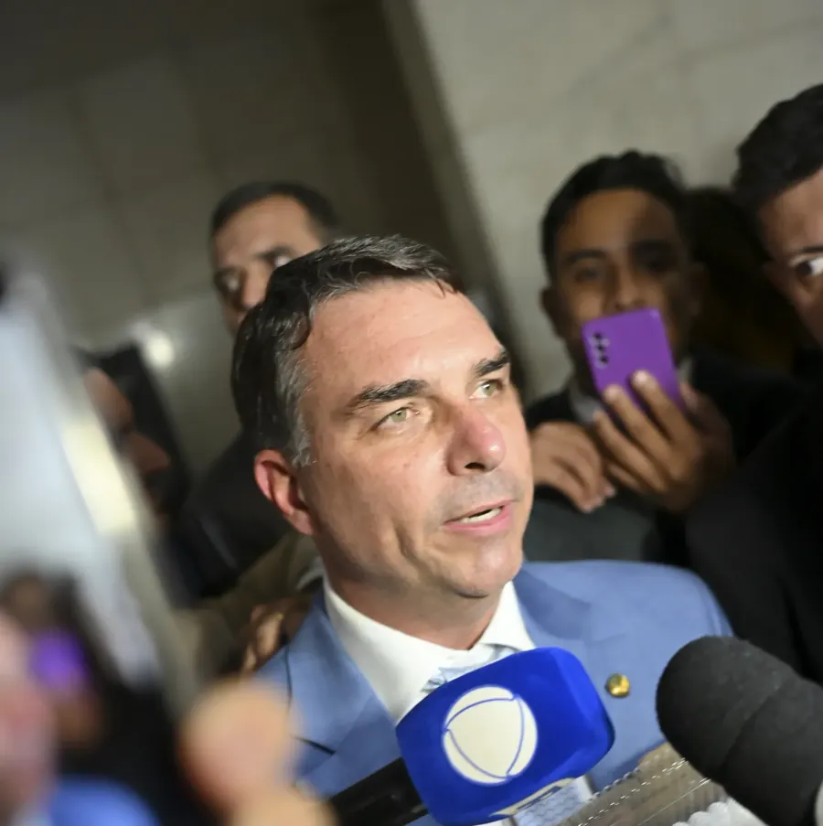 Flávio Bolsonaro em entrevista no Senado, em 2026. Foto: Ton Molina/Agência Senado, via Wikimedia Commons, CC BY-SA 4.0