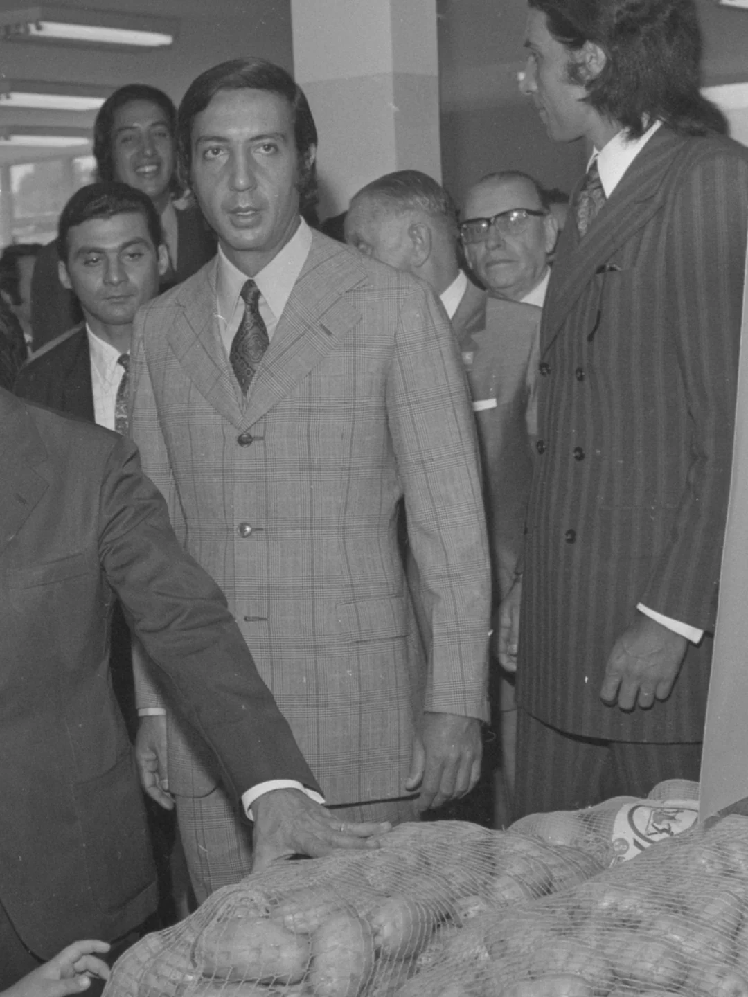 Abílio Diniz, de terno xadrez, na inauguração de uma loja Jumbo em São Paulo, 1972. Joel D. P. Barreto, Arquivo Público do Estado de São Paulo / Wikimedia Commons, domínio público
