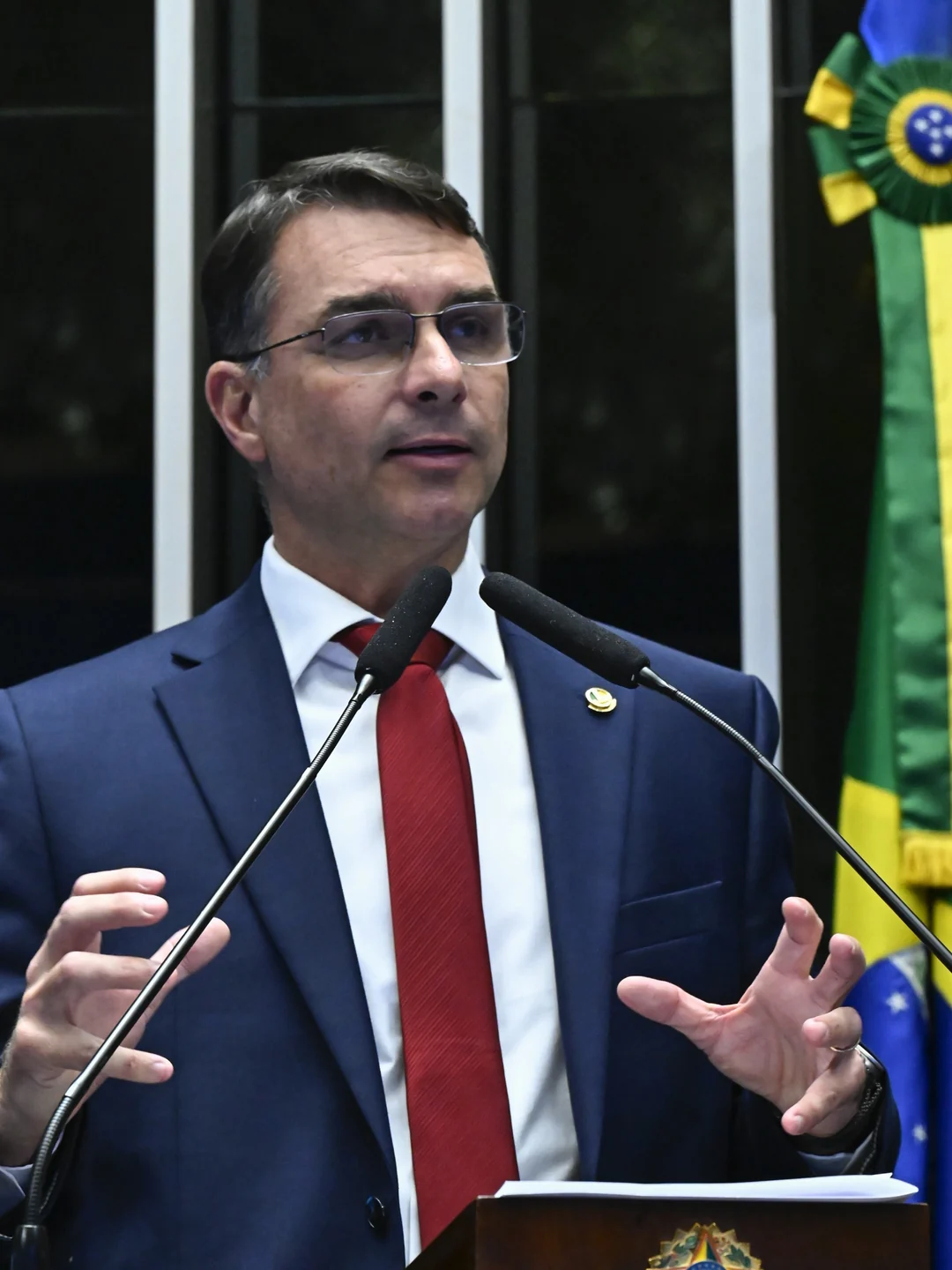 Flávio Bolsonaro na tribuna do Senado, 14/10/2025. Waldemir Barreto/Agência Senado, CC BY-SA 4.0
