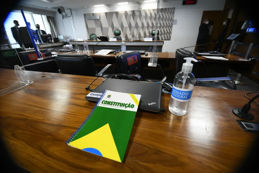 Exemplar da Constituição numa sala de comissão do Senado, 25/05/2021. Marcos Oliveira/Agência Senado, CC BY 2.0
