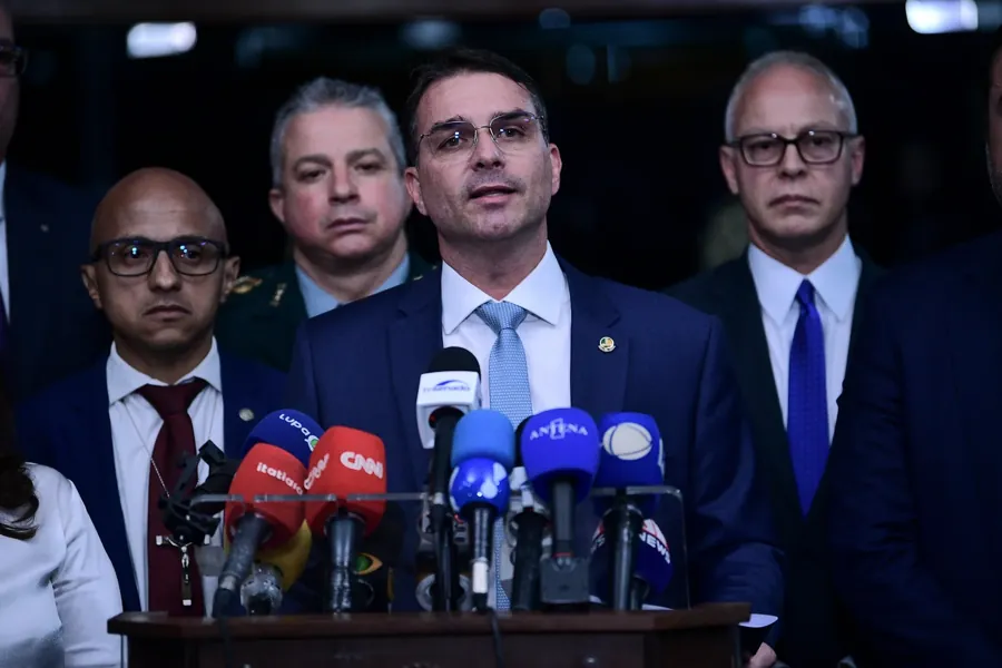 Flávio Bolsonaro em entrevista coletiva no Senado, 12/11/2024. Pedro França/Agência Senado, CC BY 2.0