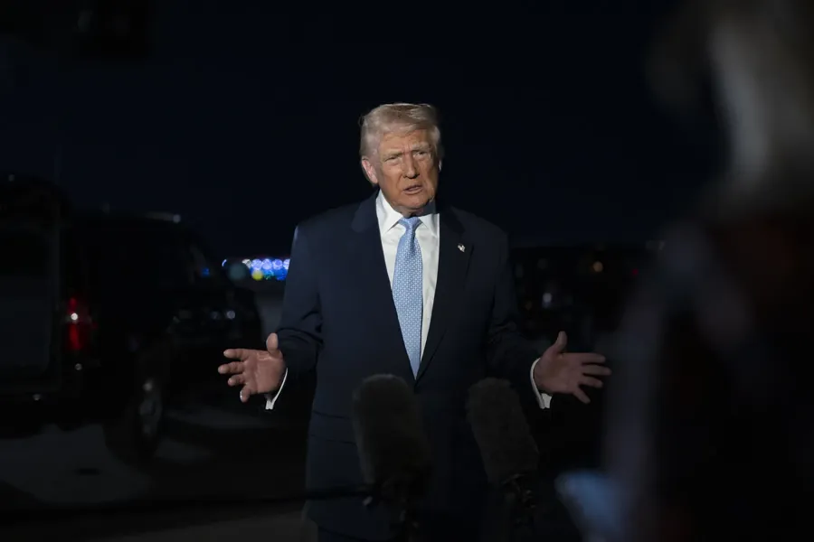 Donald Trump fala com jornalistas em Palm Beach (EUA), 16/11/2025. Molly Riley/Casa Branca, domínio público