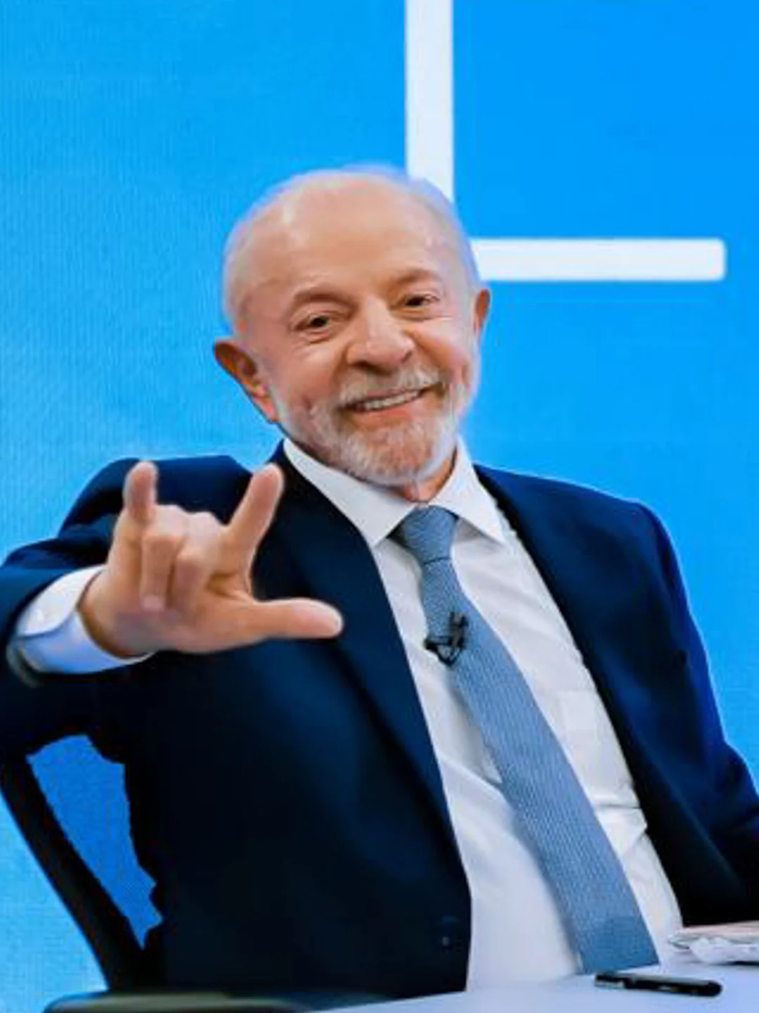 Lula faz o L na entrevista à TV Globo, 15/10/2026. Foto: Ricardo Stuckert/Lula Oficial, CC BY-SA 4.0