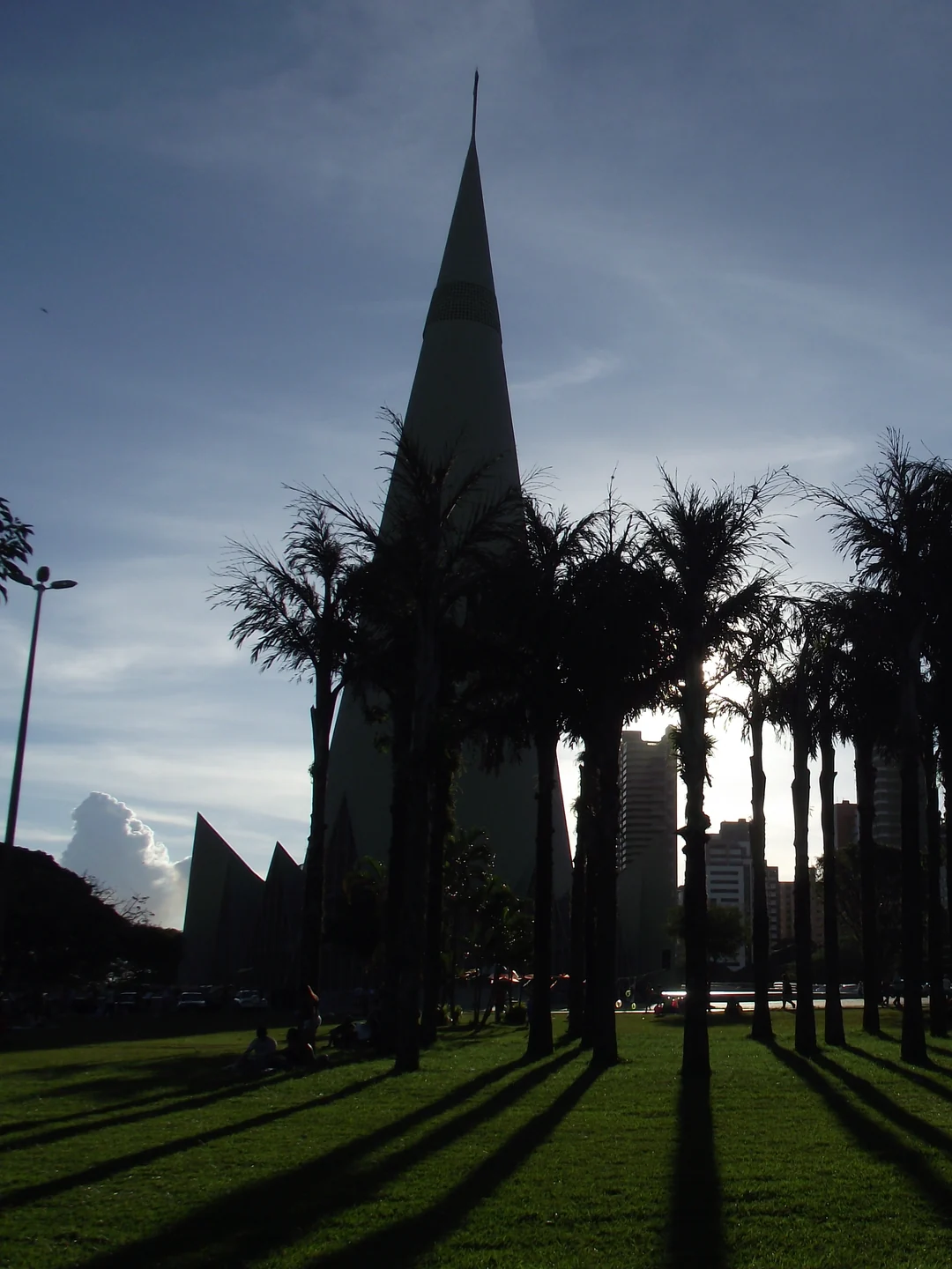 Imagem ilustrativa. Catedral de Maringá ao pôr do sol. Mussangui / Wikimedia Commons, CC BY-SA 3.0