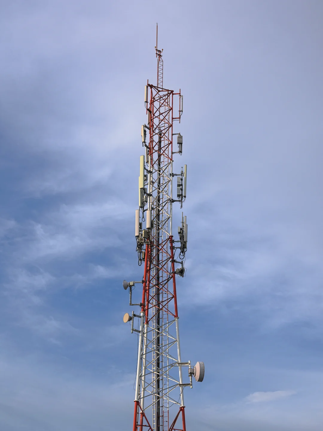 Imagem ilustrativa. Torre de telefonia celular. Cvmontuy / Wikimedia Commons, CC BY-SA 4.0