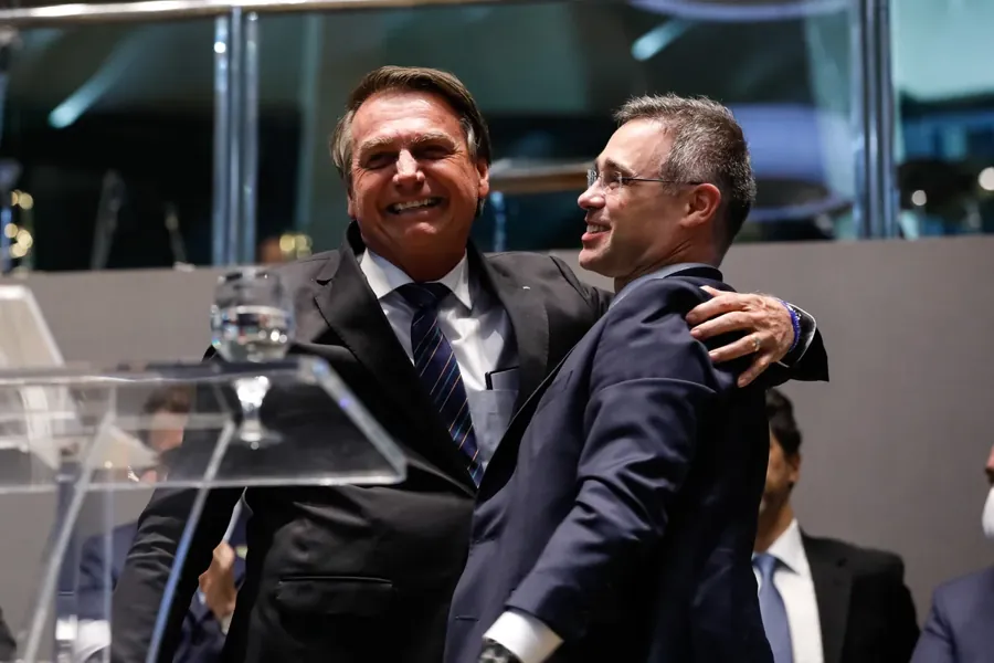 Bolsonaro abraça Mendonça no culto do dia da posse, 16 de dezembro de 2021