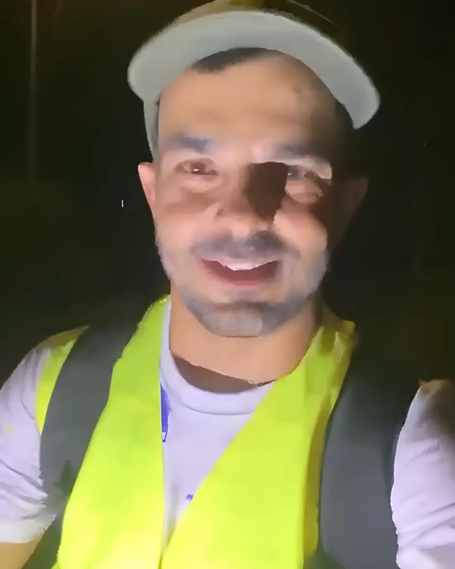 O Andrey de madrugada, já com o colete que ganhou