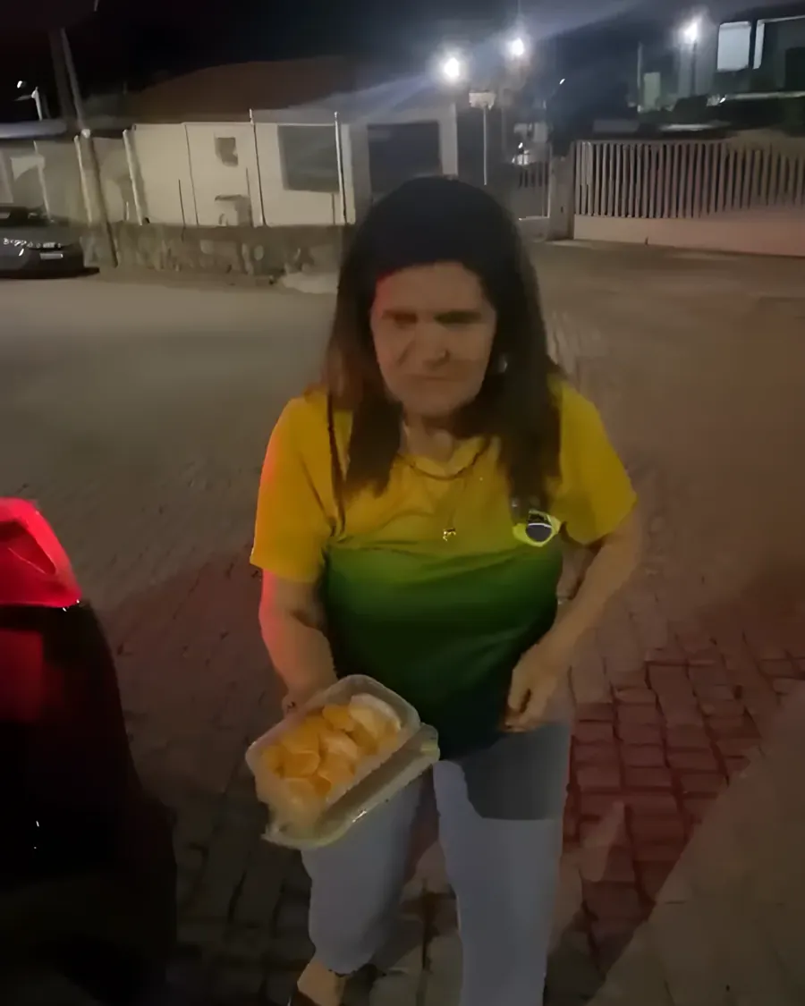 A mãe do Andrey com a mexerica, de madrugada, na Maia