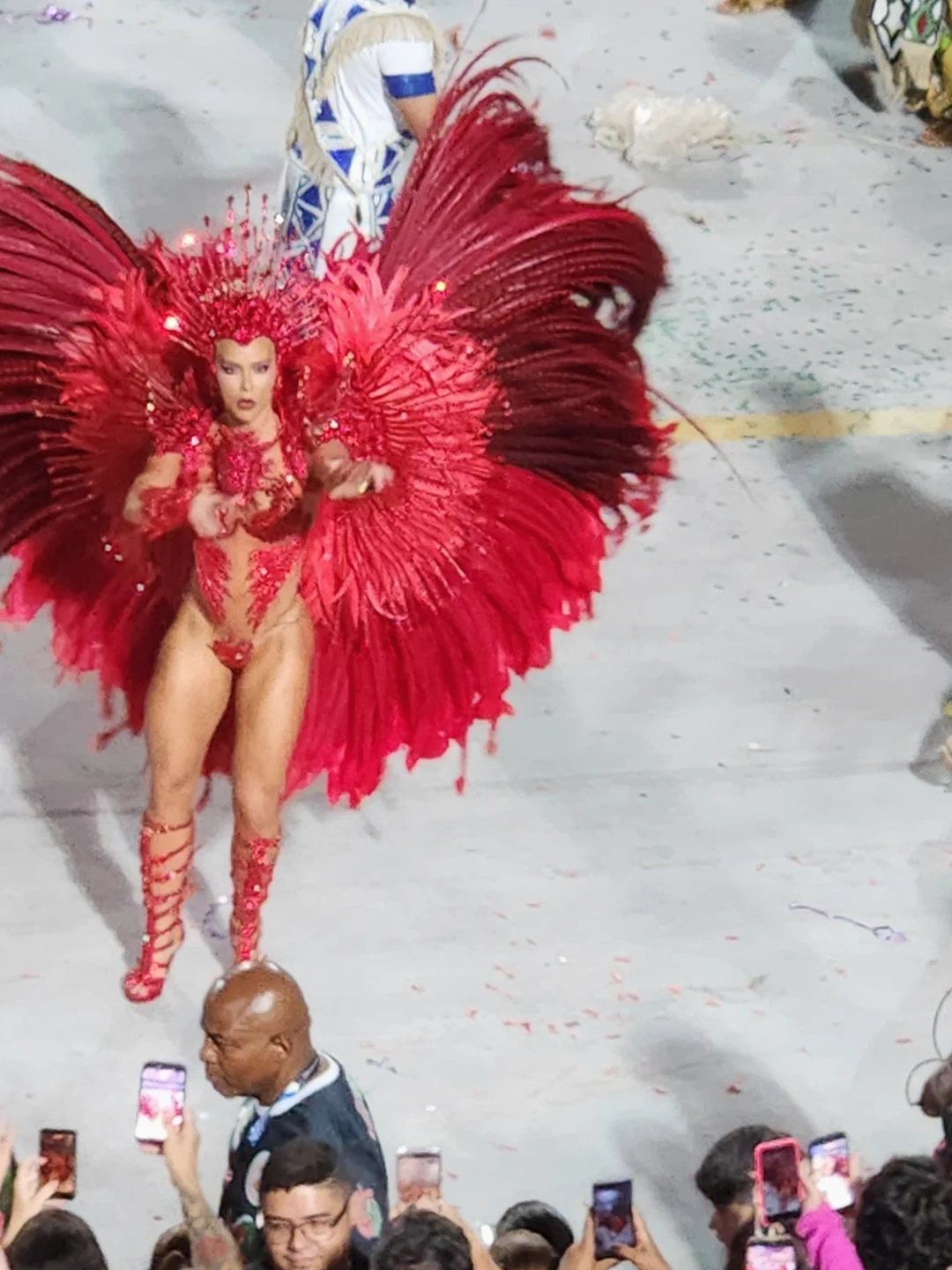 Rainha de bateria da Grande Rio no desfile do Carnaval de 2026, na Sapucaí. Marvin Brandão / Wikimedia Commons, CC BY-SA 4.0