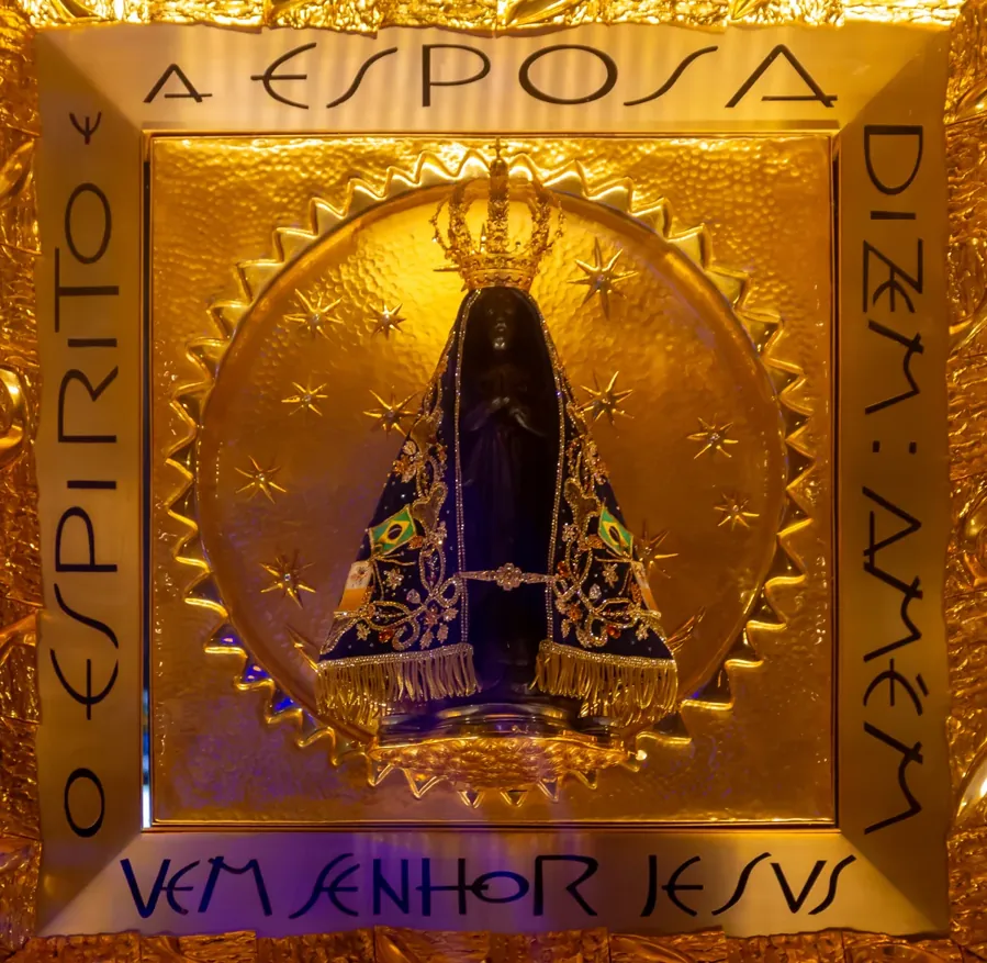 A imagem de Nossa Senhora Aparecida no nicho da Basílica, no Santuário Nacional