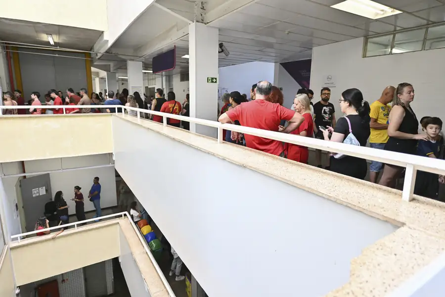 Fila em local de votação no Distrito Federal, em 4 de outubro de 2026. Foto: Agência Senado, via Wikimedia Commons, CC BY-SA 4.0