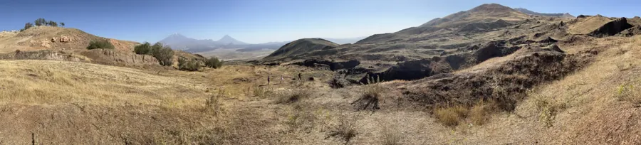 A formação de Durupınar em primeiro plano, com o Monte Ararat ao fundo