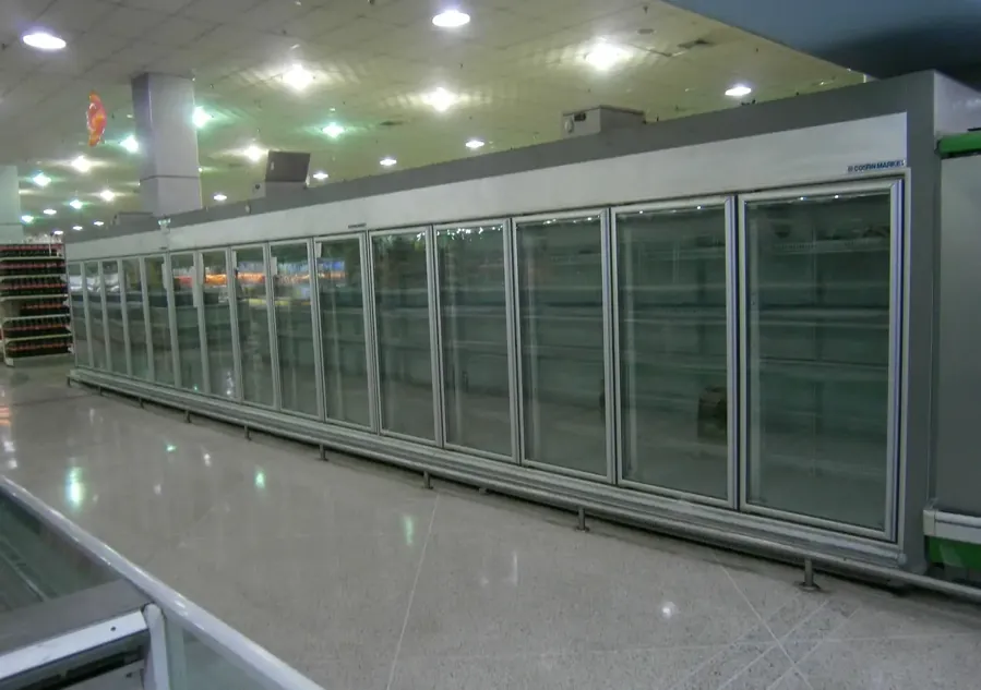 Geladeiras vazias num supermercado de Los Teques, 2014. Foto: Wilfredor, CC0