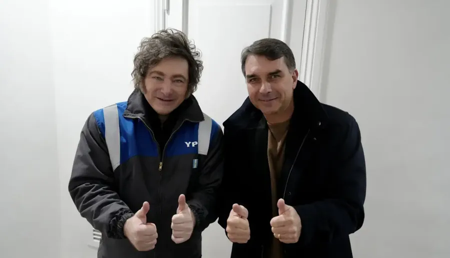 Milei e Flávio Bolsonaro, 2026. Foto: Governo argentino, CC BY 4.0