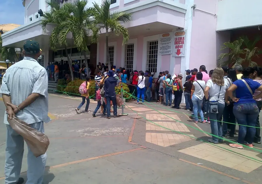 Fila para comprar comida na Venezuela, 2017. Foto: Marialenasalamanca, CC BY-SA 4.0