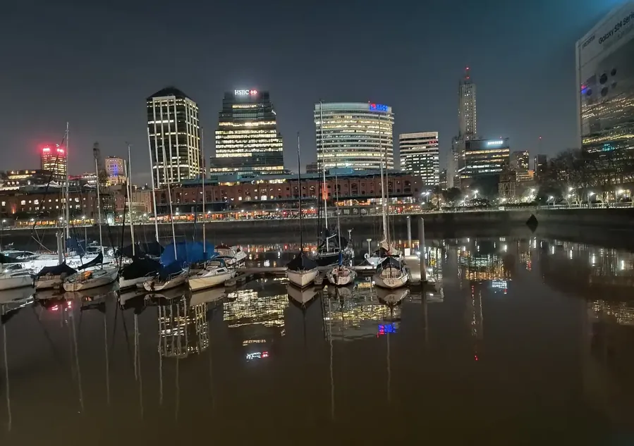 Puerto Madero à noite. Foto: Vlasta x, CC BY-SA 4.0