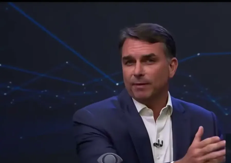 Flávio Bolsonaro no debate da Band. Reprodução/Band