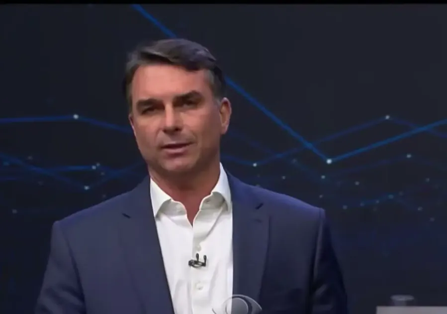 Flávio Bolsonaro no debate da Band. Reprodução/Band