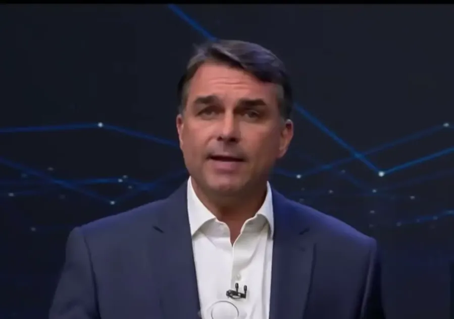 Flávio Bolsonaro no debate da Band. Reprodução/Band