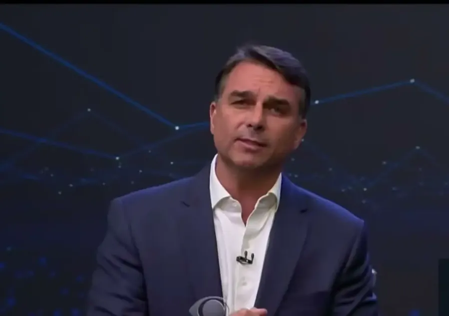 Flávio Bolsonaro no debate da Band. Reprodução/Band