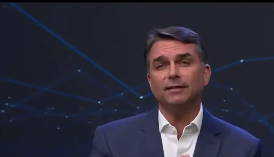 Flávio Bolsonaro no debate da Band. Reprodução/Band