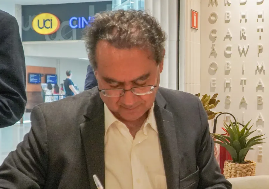Augusto Cury autografa livros, em 2022. Foto: Associação dos Magistrados Brasileiros, via Flickr, CC BY-SA 2.0