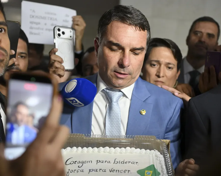 Flávio Bolsonaro com o bolo 