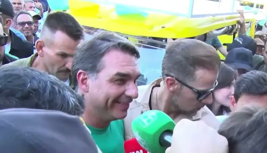 Flávio Bolsonaro com apoiadores na Bahia Farm Show, 9 de junho de 2026. Reprodução/Band Bahia