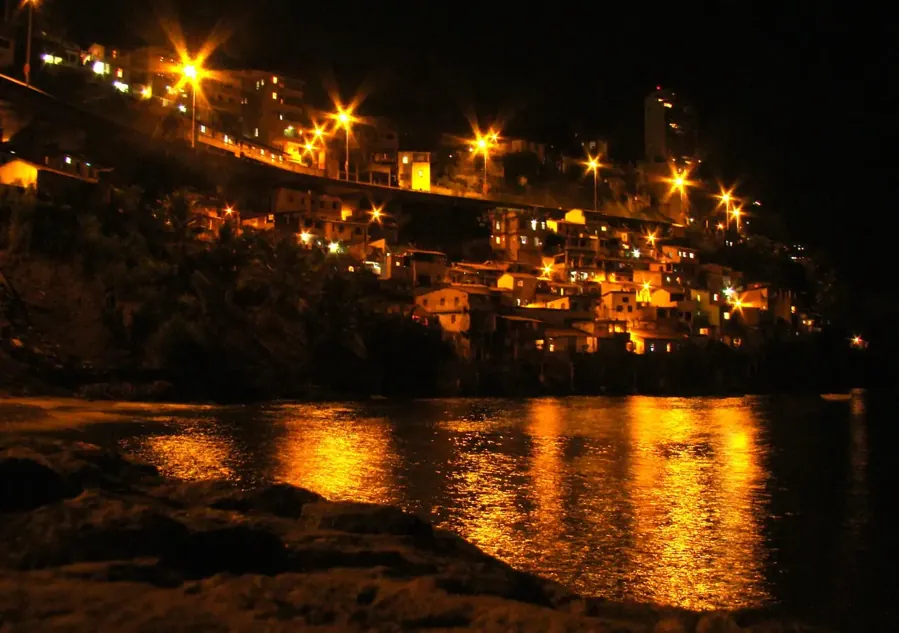 Gamboa, em Salvador, à noite. Foto: icooke, CC BY-SA 2.0