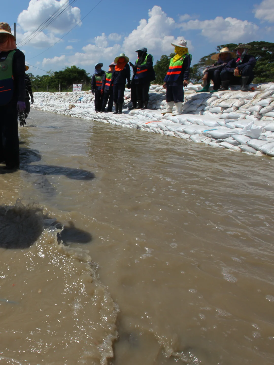 Imagem ilustrativa. Sacos de areia em Sai Mai, Bangkok, na enchente de 2011. Cpl. Robert J. Maurer, U.S. Marine Corps / Wikimedia Commons, domínio público