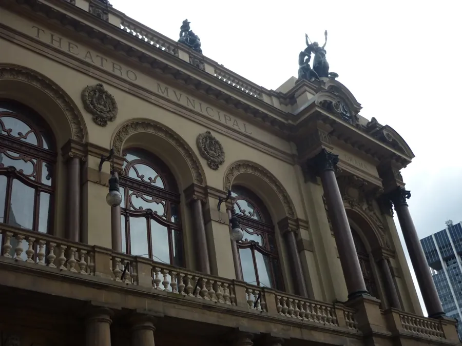Fachada do Theatro Municipal de São Paulo, onde será o velório. Foto: Bruno Jamalaro / Wikimedia Commons, CC BY-SA 4.0. Imagem ilustrativa.