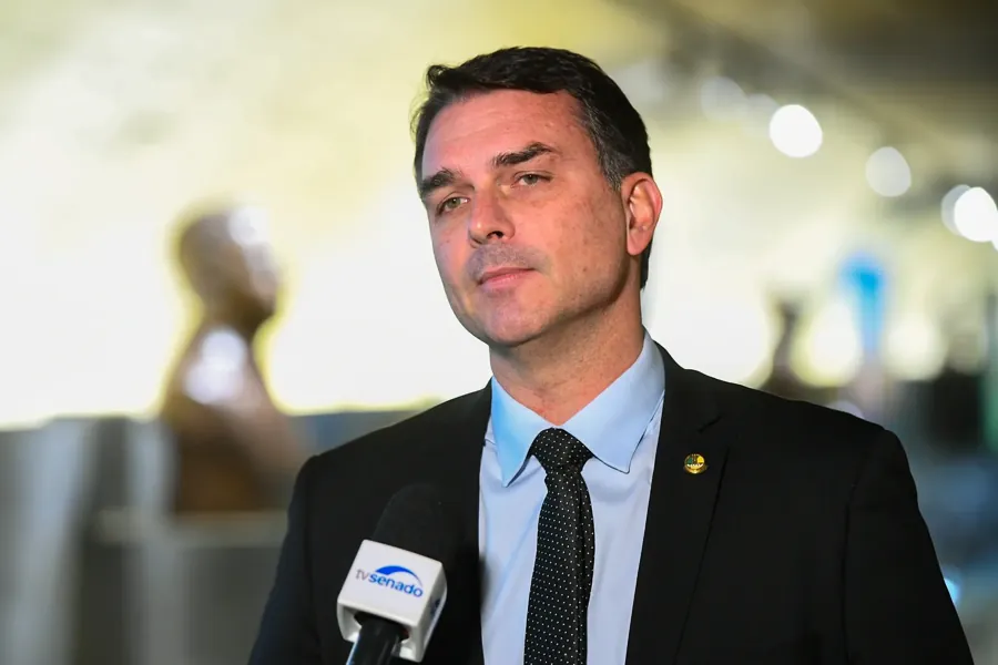 O senador Flávio Bolsonaro em entrevista no Senado, em 2025. Foto: Carlos Moura/Agência Senado, via Wikimedia Commons, CC BY 4.0