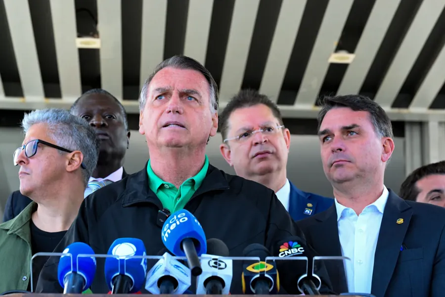 Jair Bolsonaro e, à direita, o senador Flávio Bolsonaro, em entrevista coletiva no Senado, em 2025. Foto: Senado Federal, via Wikimedia Commons, CC BY-SA 4.0