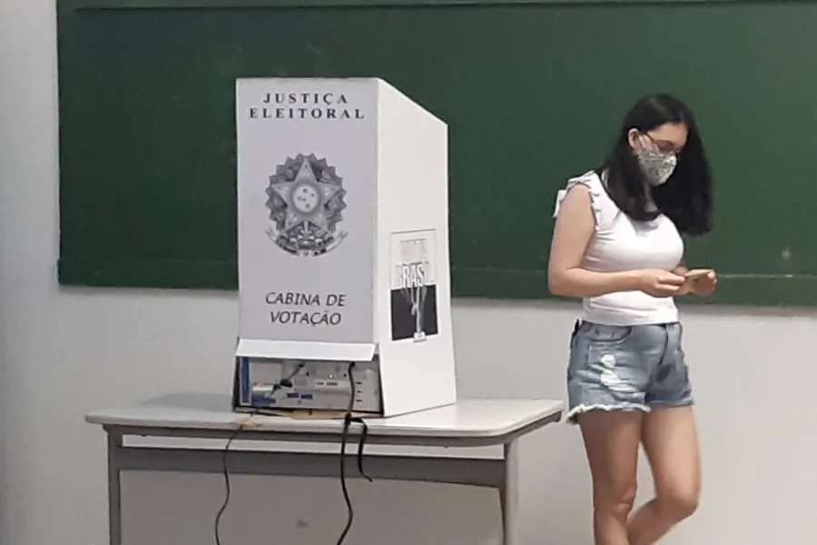 Eleitora ao lado da cabina de votação em Guaraciaba do Norte (CE), em 2020. Foto: Senado Federal, via Wikimedia Commons, CC BY 2.0
