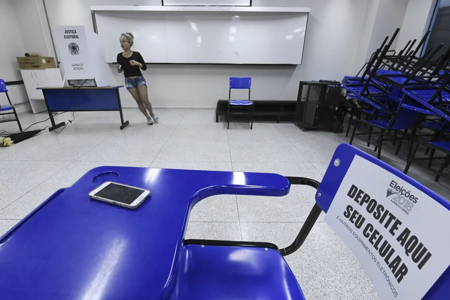 Seção eleitoral no 1º turno de 2018, com a cabina de votação ao fundo. Foto: Senado Federal, via Wikimedia Commons, CC BY 2.0