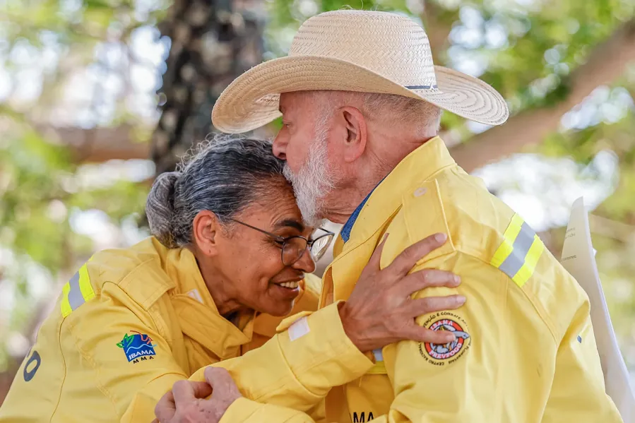 Lula e Marina Silva de uniforme de brigadista em Corumbá (MS), em julho de 2024. Foto: Palácio do Planalto, via Wikimedia Commons, CC BY-SA 2.0