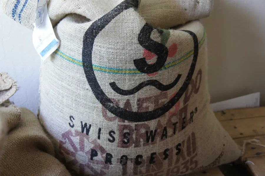 Saca de café verde. Foto: Jkafader / Wikimedia Commons, CC BY-SA 3.0. Imagem ilustrativa.
