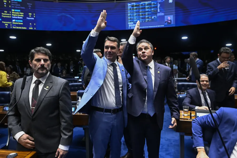 Flávio Bolsonaro no plenário do Senado, em abril de 2026. Foto: Agência Senado, via Wikimedia Commons, CC BY-SA 4.0