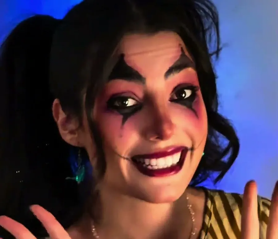 Katharina Zaparoli como a Bobo da Corte. Reprodução/YouTube @kathzaparoli
