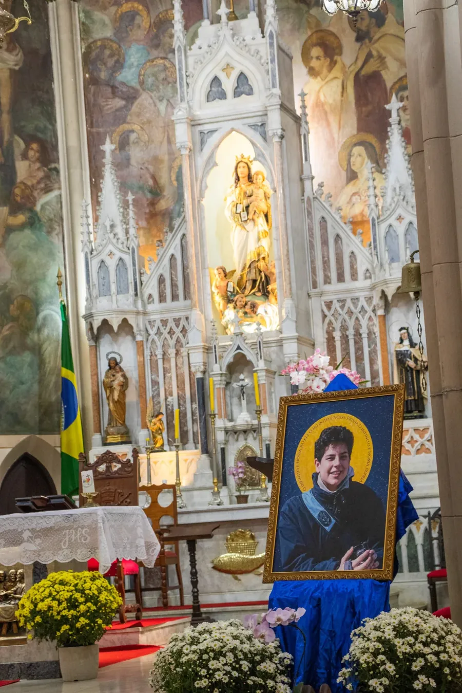 Quadro de Carlo Acutis no altar de uma igreja em Campinas (SP). Foto: Andreluiz2911, CC BY-SA 4.0