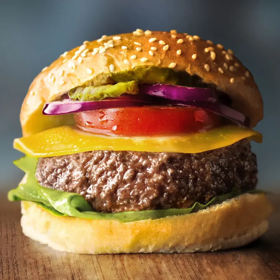 O primeiro hambúrguer de carne cultivada, apresentado em Londres em 2013