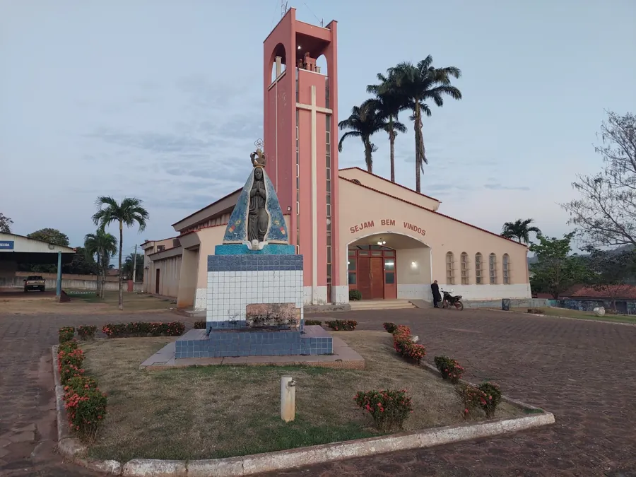 Imagem de Nossa Senhora Aparecida em frente a uma igreja. Foto: Hallel, via Wikimedia Commons, CC BY-SA 4.0