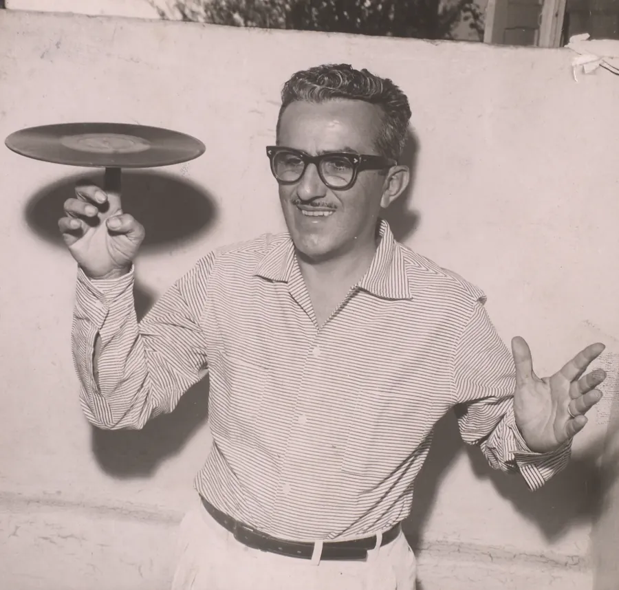 Chacrinha em 1961, girando um disco no dedo, na época da Discoteca do Chacrinha. Fundo Correio da Manhã, Arquivo Nacional, domínio público