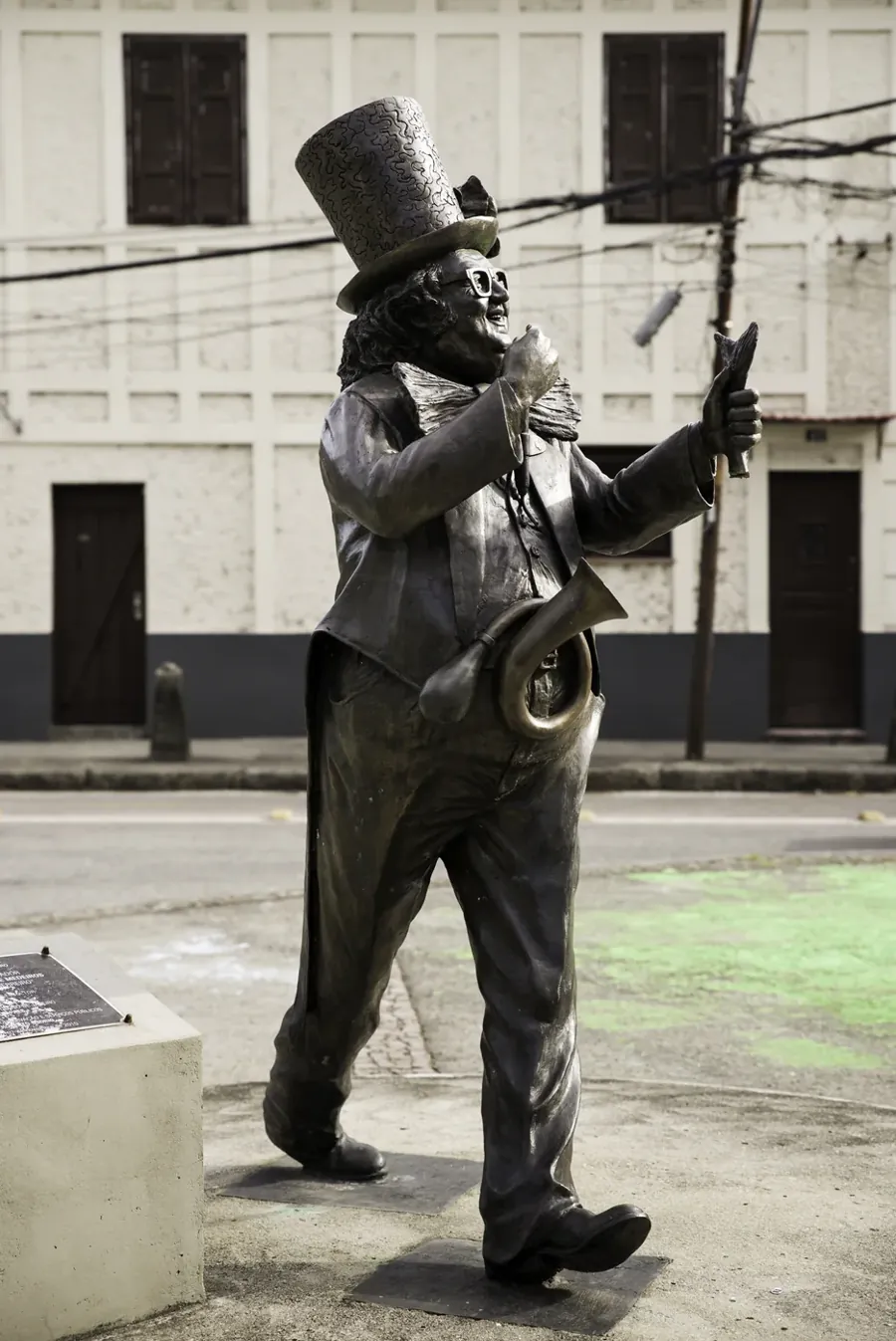 Estátua de Chacrinha no Rio de Janeiro, com a cartola e a buzina, em 2023. Foto: Donatas Dabravolskas / Wikimedia Commons, CC BY-SA 4.0