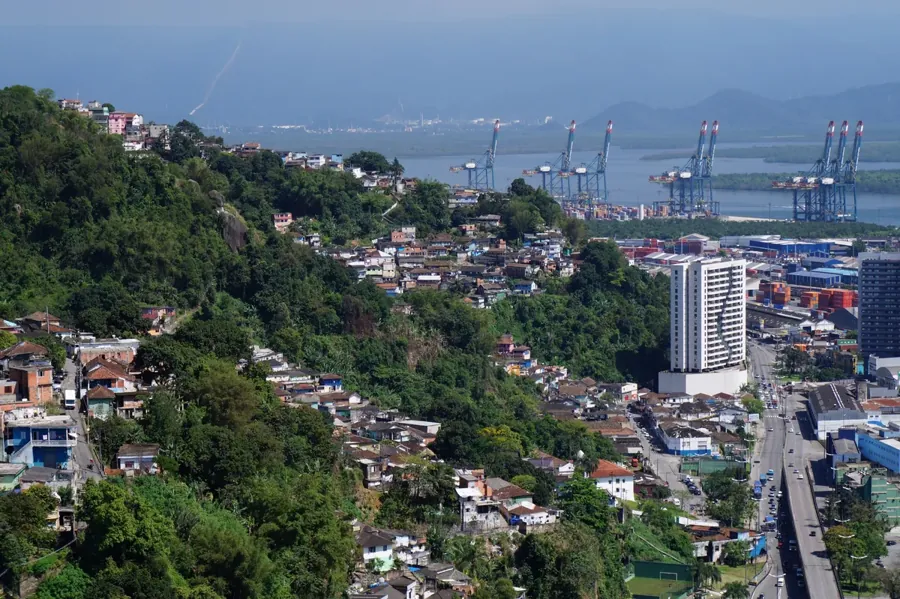 Santos vista do alto, com os guindastes do porto ao fundo (Alessandra Ramos Pinto / Wikimedia Commons, CC BY-SA 2.0)